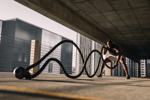 足球世界杯球迷热情助威：看台上挥舞旗帜的球迷海洋